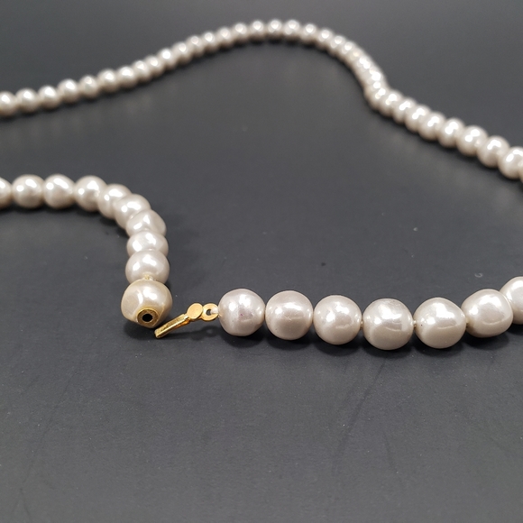 VINTAGE Silvery Faux Pearl Unique Necklace - Picture 4 of 5